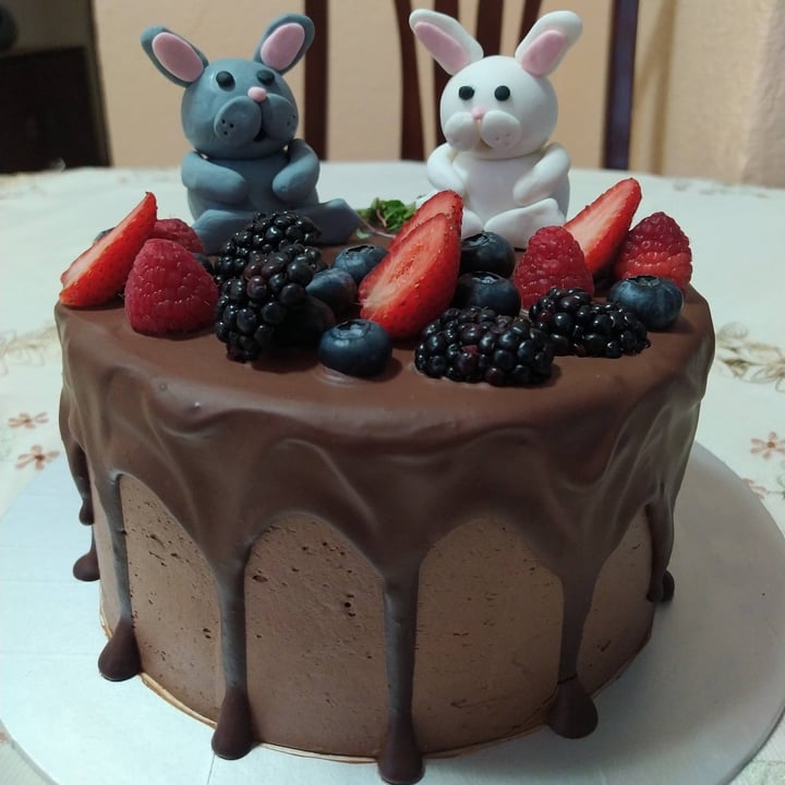 review photo of Siempre viva Pastel De Vainilla Y Frutos Cubierto De Chocolate shared by @erinflores on 25 Oct 2021 - review