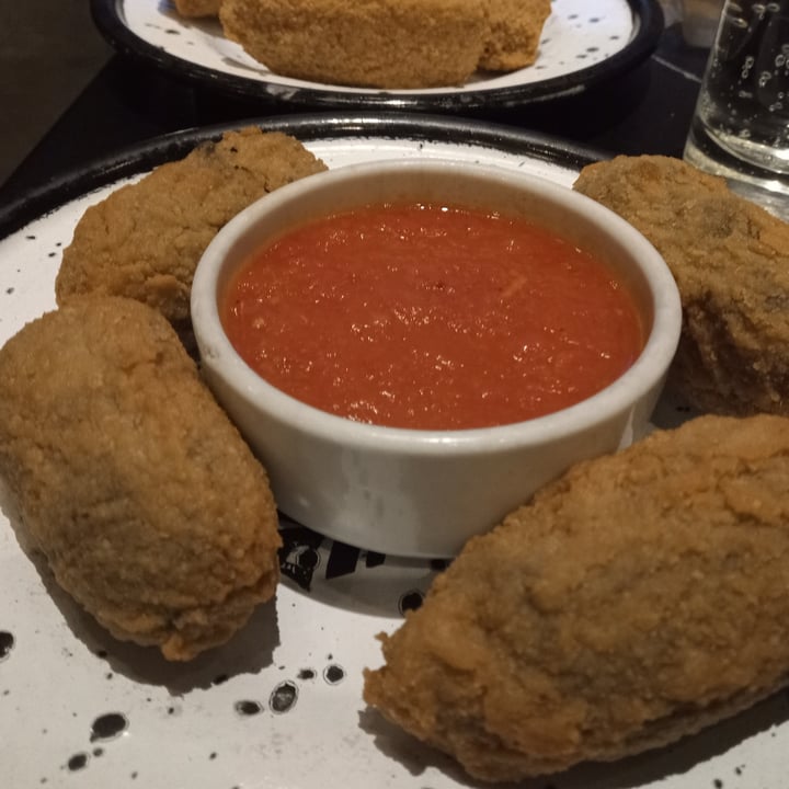 photo of Antares Constitucion croquetas de verdura y muzza vegana con salsa shared by @barbymorgan on  03 Aug 2022 - review