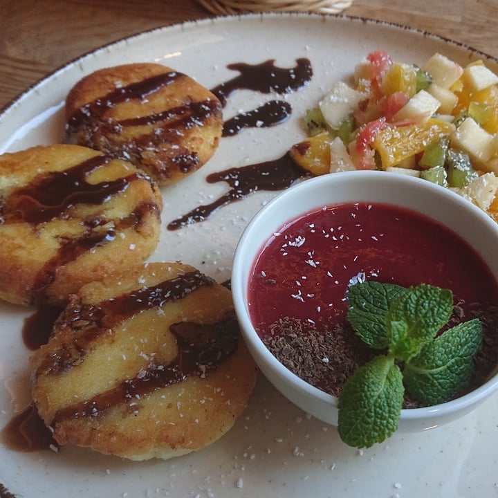 photo of BHAJAN CAFE. Vegetarian & Vegan Restaurant. Baked Toflettes With Strawberry & Basil Sauce shared by @from02miro on  03 Oct 2022 - review