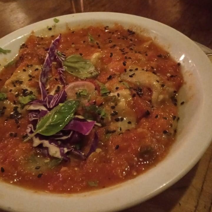 review photo of Veinticinco Restaurant Raviolis De Berenjenas Ahumadas Al Curry C/Salsa Tres Tomates shared by @guadaa4 on 21 Jul 2021 - review