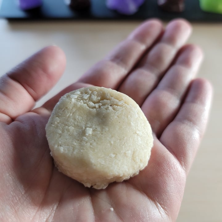 photo of emmy's organics coconut Cookies vanilla bean shared by @sleekitty on  14 Jan 2022 - review
