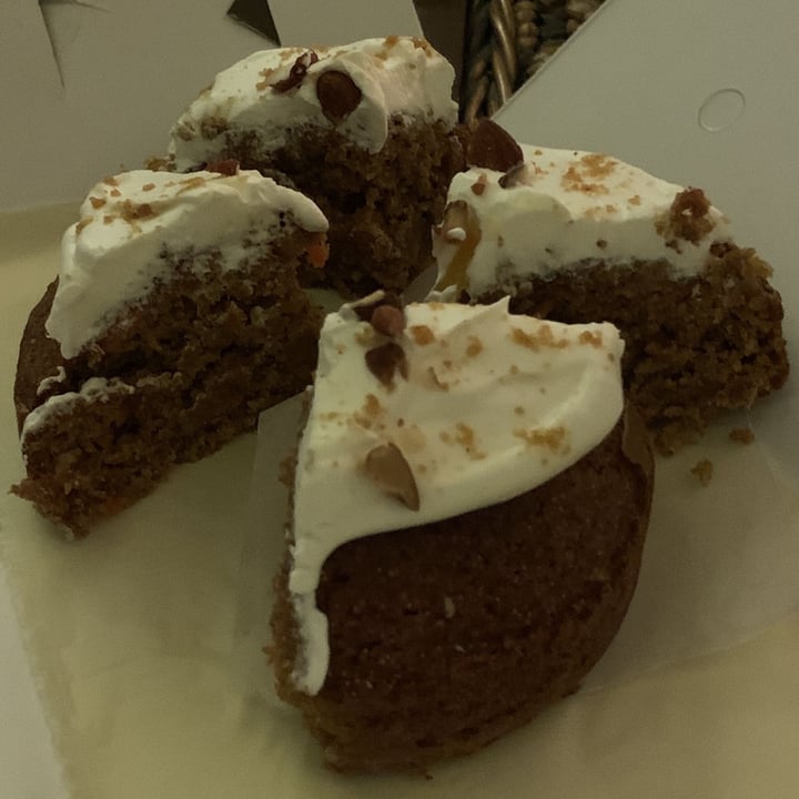photo of Isla Vegana Carrot cake shared by @veganmili on  20 Mar 2022 - review