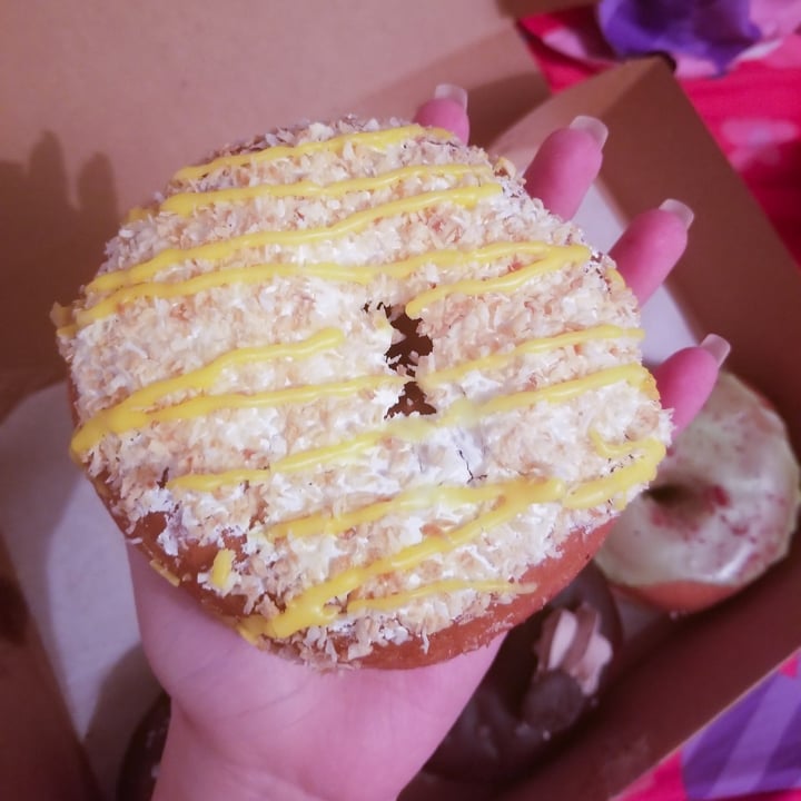 photo of Donut Corp. Dona de Mango Maracuyá Coco shared by @beckyisvegan on  29 Oct 2020 - review