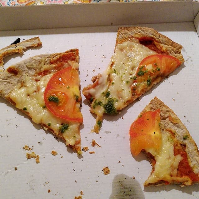 Photo of the dish “Pizza com Tomate e Pesto de Rúcula”