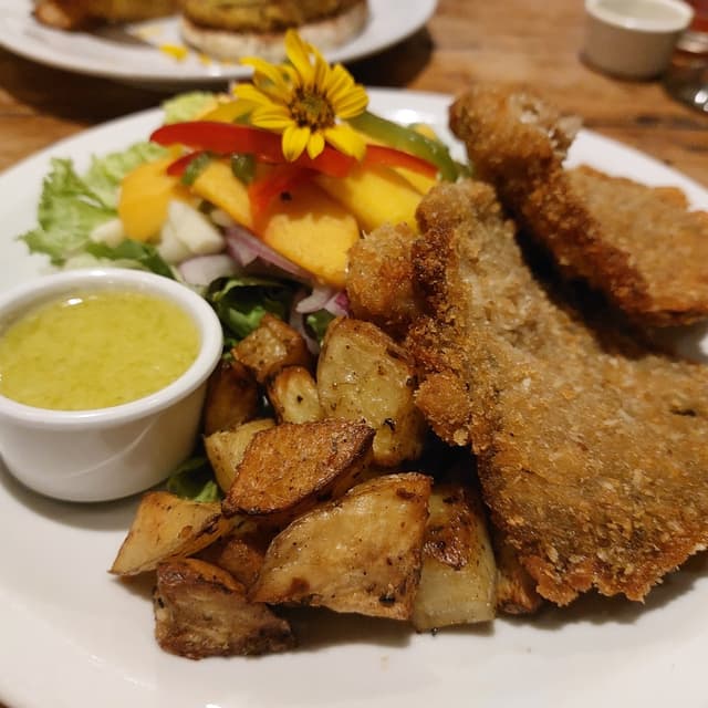 Photo of the dish “milanesas de girgolas al plato con ensalada”