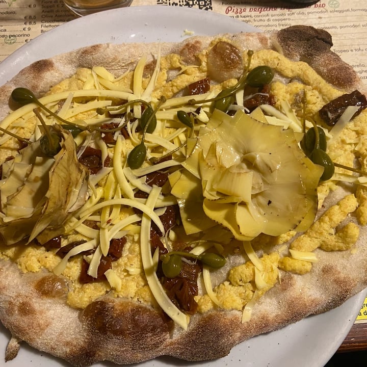 photo of ArVolo Ristorante Pizzeria Pizza Con Crema Di Lupini, Carciofi, Pomodori secchi e Fiori Di Cappero shared by @blondeidentity on  05 Jan 2022 - review