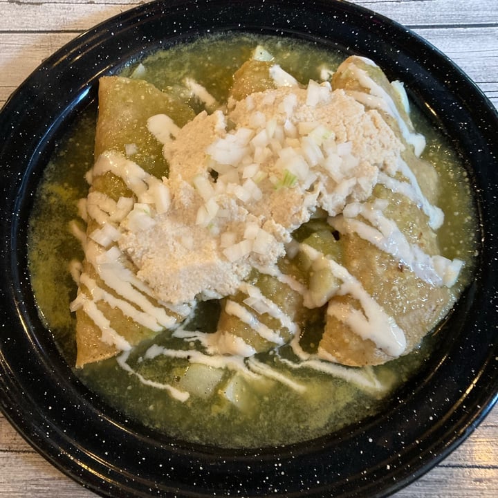 photo of Distrito VE Enchiladas Verdes con Crema Vegana shared by @amandagm on  10 Jan 2022 - review