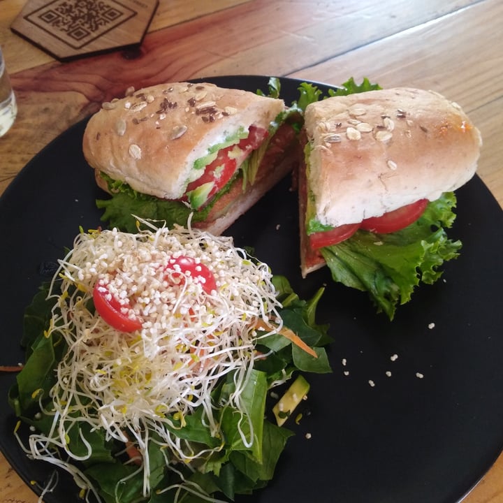 photo of LA COLMENA Sandwich de Milanesa de berenjena shared by @vegan-know-it-all on  10 Oct 2021 - review