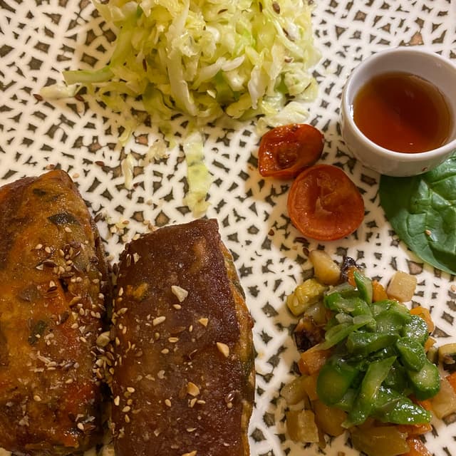 菜肴“Involtini Di Carta Di Riso Alle Verdure E Tofu Con Insalatina Di Cappuccio Al Cumino”的照片