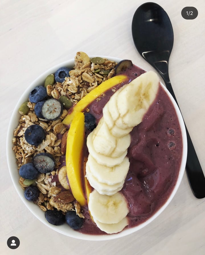 photo of la station organique Açai bowl and sandwich shared by @veganventurers on  17 Jun 2019 - review