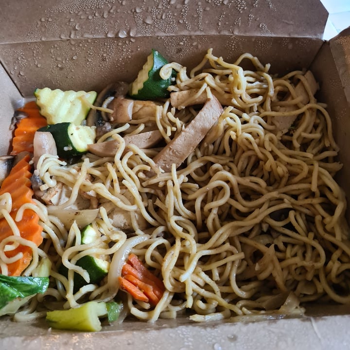 photo of TNK Vegan Cafe Chow mein shared by @sofihuasteca on  11 Jan 2022 - review