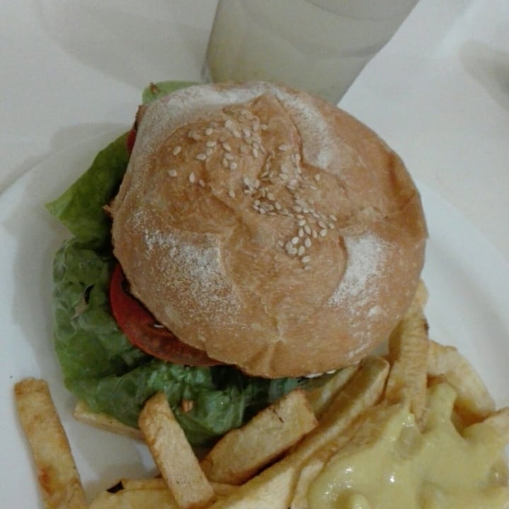 photo of Loving Hut Microcentro Soja burguer shared by @debbyhamra on  07 Jun 2020 - review