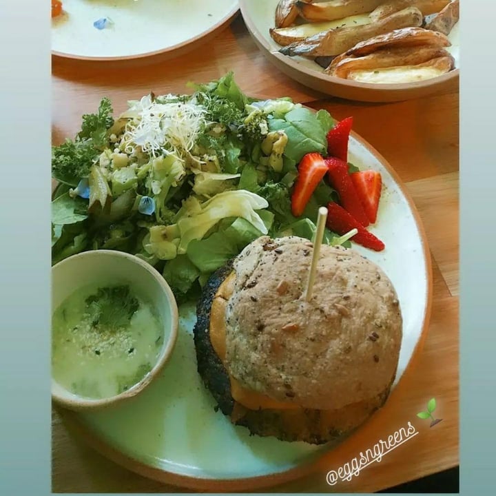 photo of Eggs & Greens Café Hamburguesa con Ensalada shared by @puluu on  11 Nov 2021 - review
