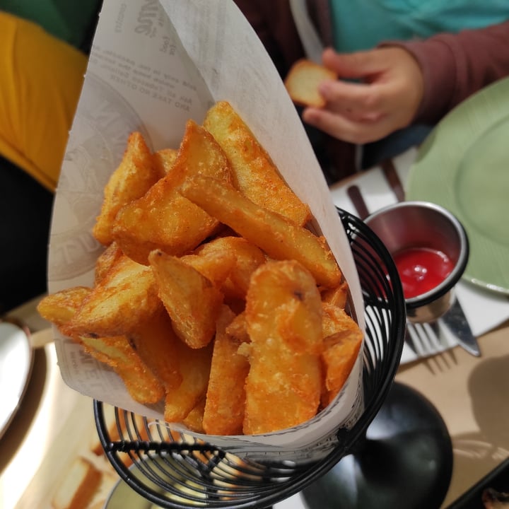 review photo of Fronteira Gastrobar-Tapas Wines Gins Patatas fritas shared by @corunavegana on 14 Jul 2021 - review