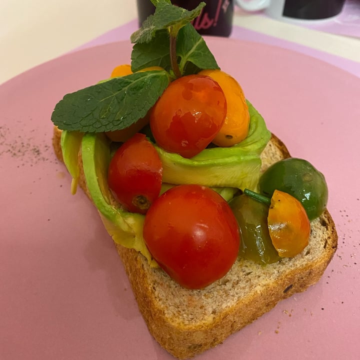 photo of Babi Como Avocado Toast shared by @sonsofseitan on  28 Nov 2022 - review