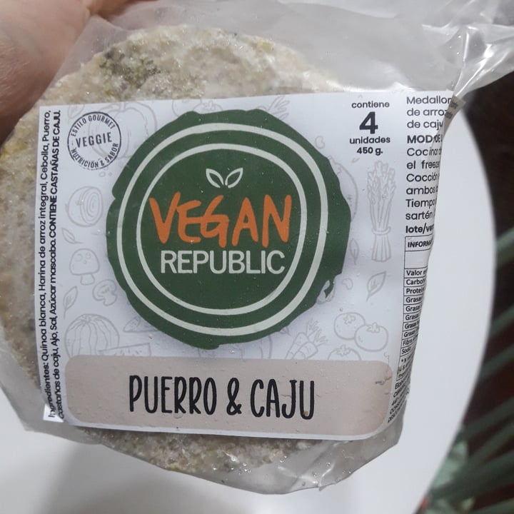 photo of Vegan Republic Hamburguesas de puerro y cajú shared by @maleefarias on  14 Sep 2021 - review