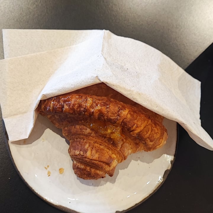 review photo of Evo Bistrot Centumbrie cappuccino e brioche shared by @2veganinvan on 23 Aug 2022 - review