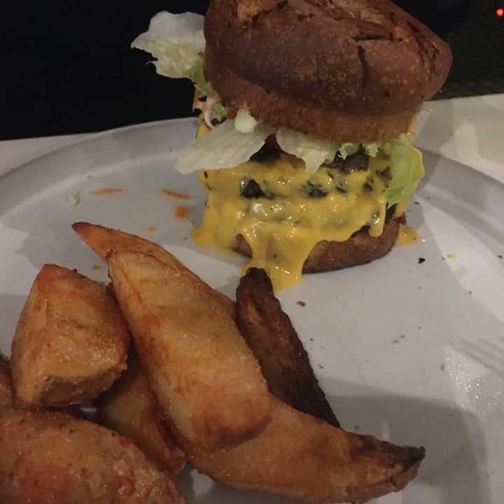 review photo of Mudrá Burger hongos shared by @claracartasegna on 13 Oct 2022 - review