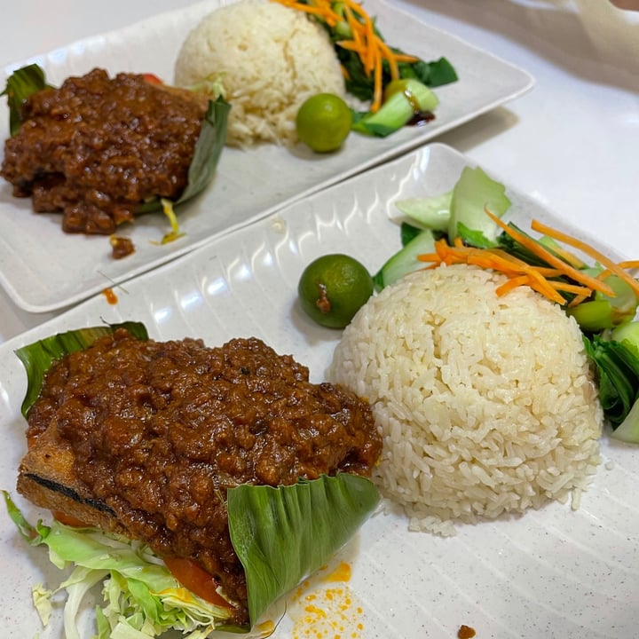 photo of Red Apple Veggie Café Banana Leaf Baked Fish 蕉叶烤鱼 shared by @kimjongquiche on  22 Aug 2021 - review