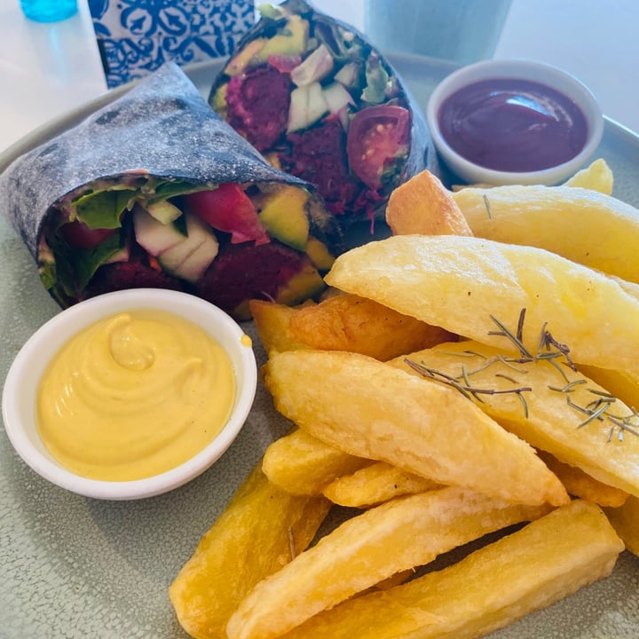 review photo of Blended Health Cafe & Catering The Rainbow Wrap shared by @kelsoeatskindly on 29 Jan 2021 - review