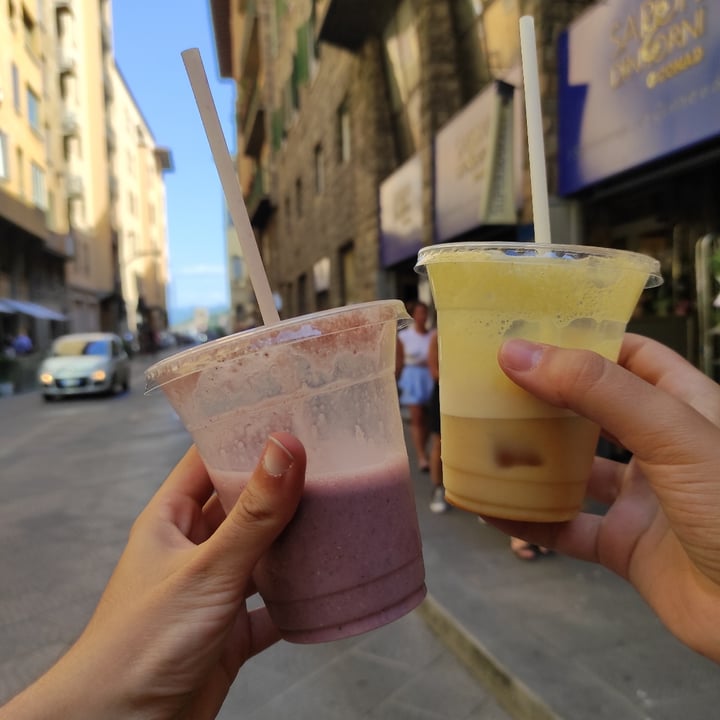 review photo of Base V Juicery Healthy food Juice & Smoothie store Berry Special e Golden Mylk shared by @vioveg on 12 Aug 2021 - review