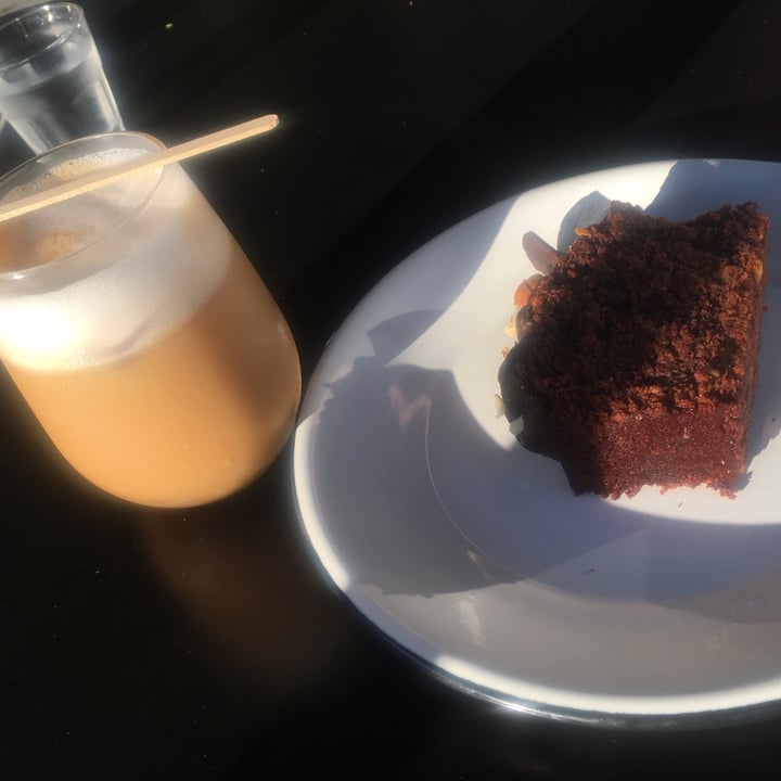 photo of Gorrión Café helado con leche vegetal y brownie vegan shared by @marina22 on  31 Mar 2022 - review