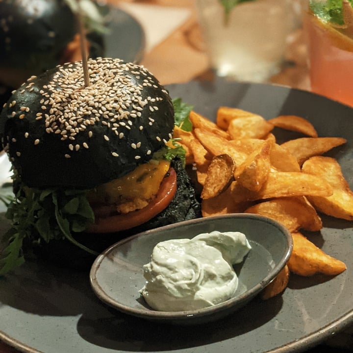 photo of MANA Food Black Bean Burger shared by @xanaramos on  29 Sep 2021 - review