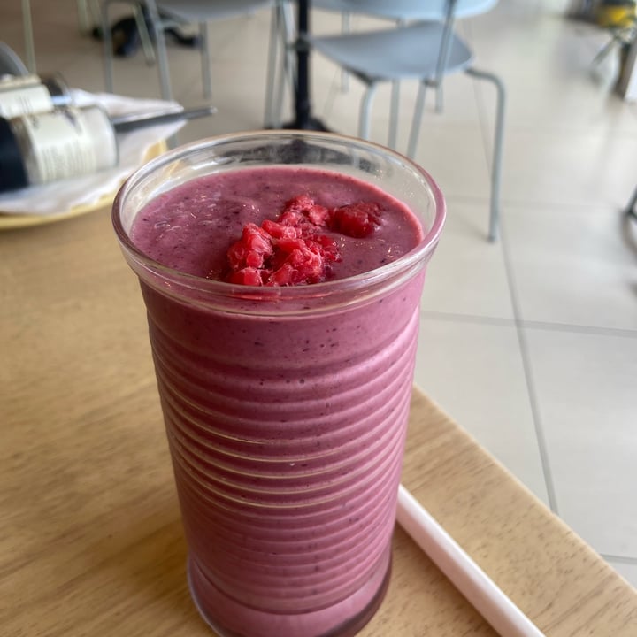 photo of Lexi's Healthy Eatery BERRY BOMB SMOOTHIE shared by @julzcpt on  27 Mar 2022 - review