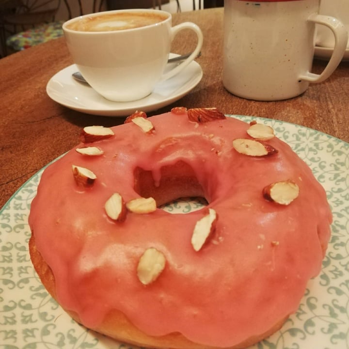 photo of VegAmazing Doughnuts Dougnouts hibiscus y lima shared by @jaimtt on  12 Nov 2020 - review