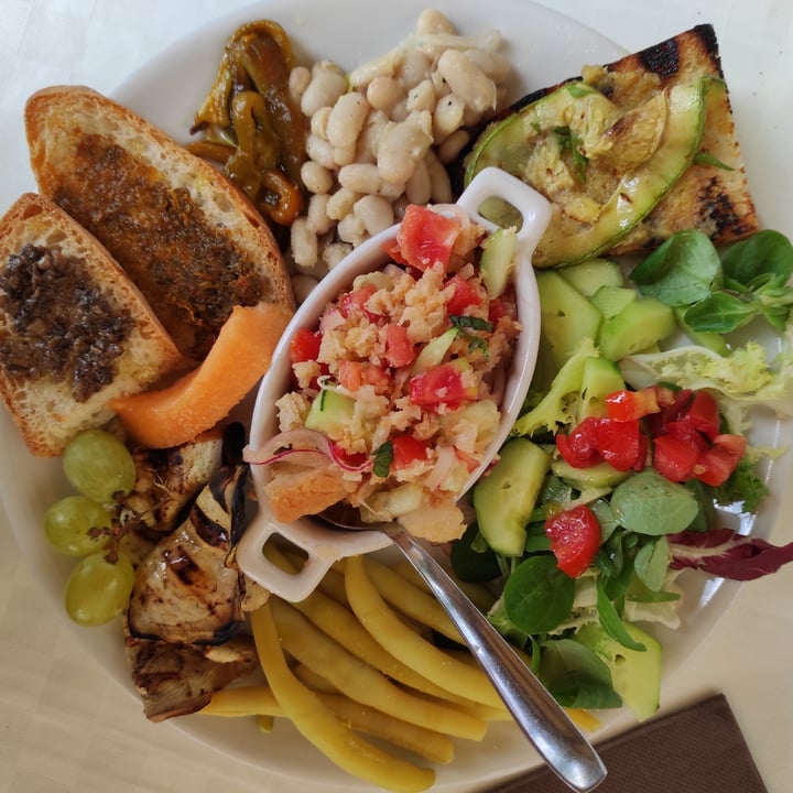 photo of Una Terrazza in Toscana (Temporarily closed) Vegan platter / Piatto vegano shared by @tuscanvegan on  18 Jul 2021 - review