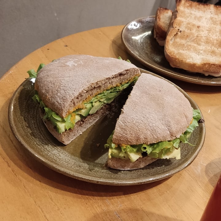 photo of Del Viento Café Sandwich De Palta, Emulsión De Zanahoria, Lechuga Y Pasta De Aceitunas shared by @micasteger on  14 Oct 2022 - review