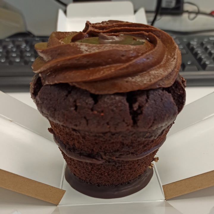 review photo of Chök The Chocolate Kitchen Muffin vegano de chocolate y avellanas shared by @joansc91 on 13 Sep 2021 - review