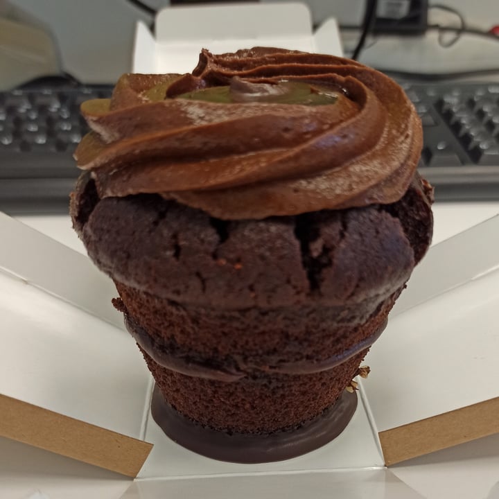 photo of Chök The Chocolate Kitchen Muffin vegano de chocolate y avellanas shared by @joansc91 on  13 Sep 2021 - review