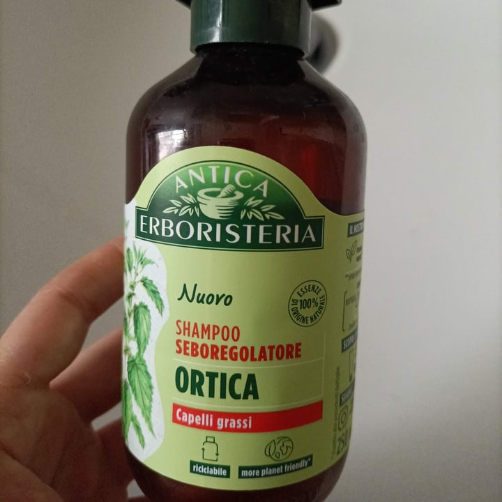 photo of Antica erboristeria Nuovo shampoo seboregolatore ortica shared by @elisaraja8 on  09 Oct 2022 - review