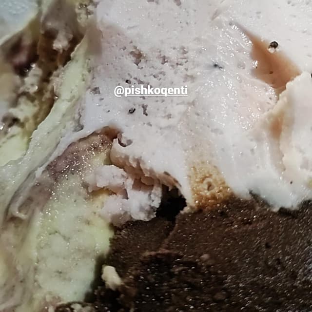 菜肴“Helado de vainilla y sauco, kiwi y frutilla y chocolate amargo”的照片