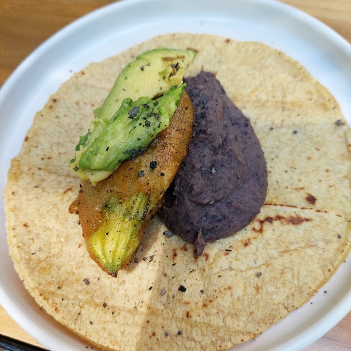 photo of Changos Veganos Taco de Flor shared by @mariaolmedo9 on  24 Apr 2022 - review