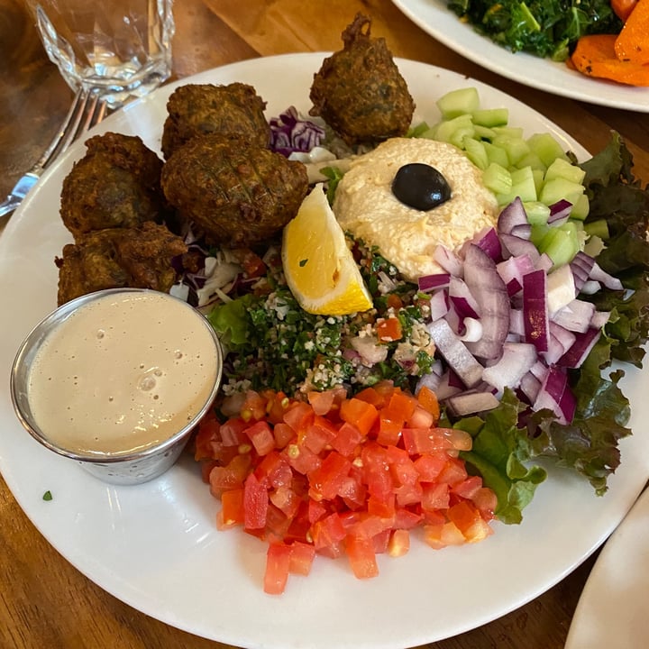 photo of Follow Your Heart Mediterranean plate shared by @stephaniegerard on  22 Oct 2021 - review