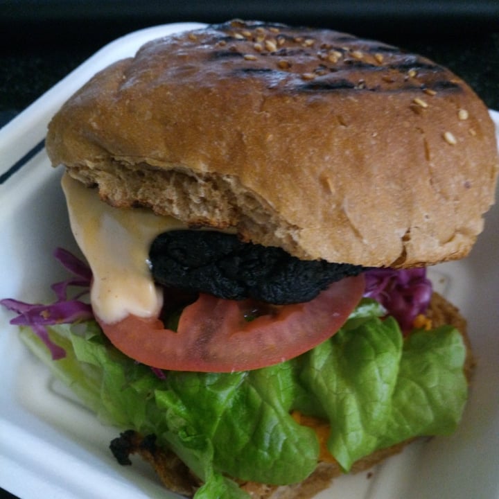review photo of Lexi's Healthy Eatery Activated Charcoal Burger shared by @harmlessimpact on 08 Aug 2020 - review