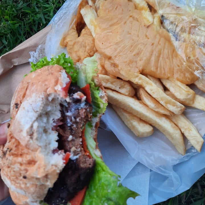 photo of Loving Hut Hamburguesa De Soja Con "Bacon", Tomate, Lechuga, Veganesa Y Papas Con Cheddar shared by @ajenj0 on  02 May 2021 - review