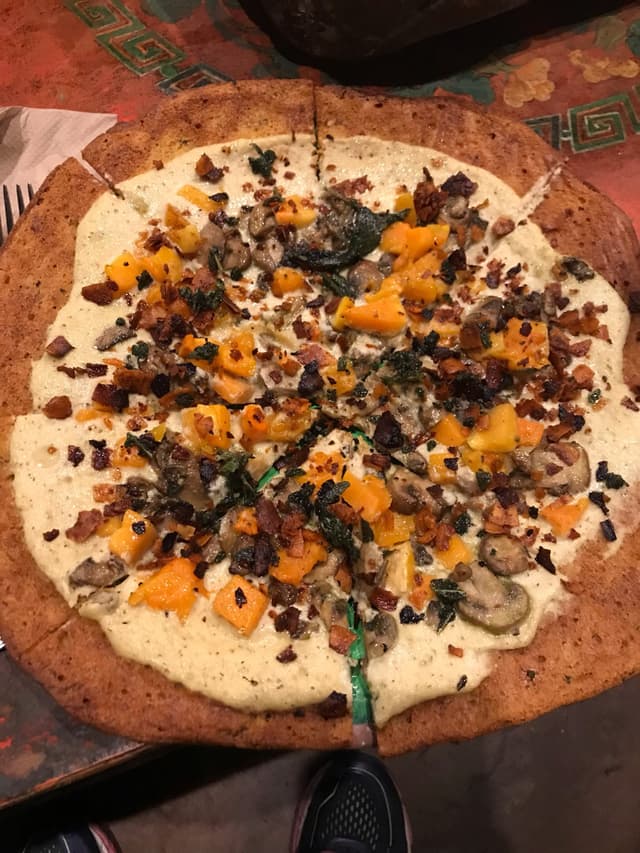 Foto do prato “Truffled Mushroom and Coconut Bacon pizza”