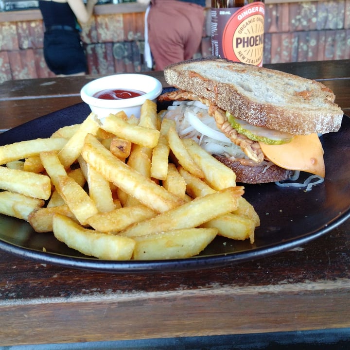 photo of The Cornish Arms Hotel Tempeh Reuban Sandwich shared by @veganadam on  21 Dec 2021 - review