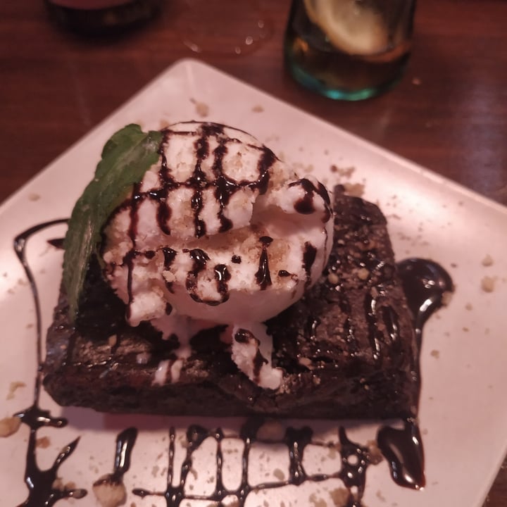 photo of Mad Mad Vegan Brownie con helado shared by @runa on  12 Apr 2021 - review
