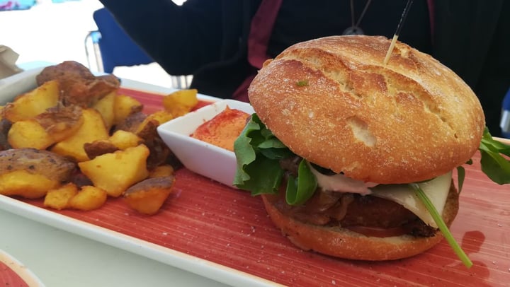 photo of Chiringuito Takuara Beyond burger con patatas shared by @saramar on  31 May 2019 - review