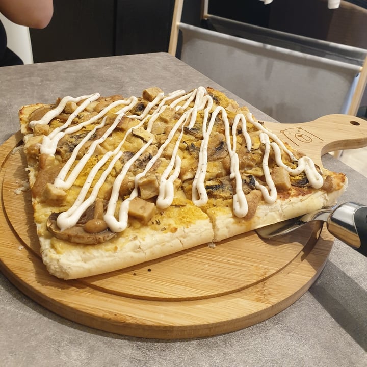 review photo of Mong Cha Cha Cafe 梦茶茶 Truffle Mushroom Pizza shared by @hermainesay on 10 Apr 2022 - review