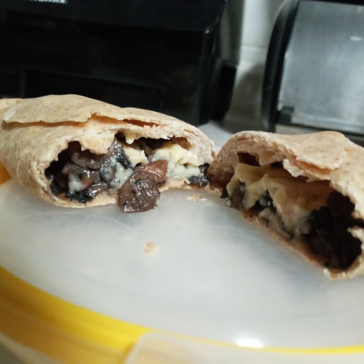 photo of Hijos del Sol (Delivery y Pick-up) Empanada De Champiñones shared by @bettyveg on  28 Mar 2021 - review