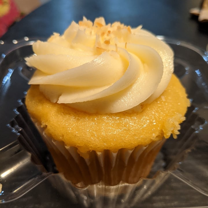 photo of Vegan Danish Bakery Coconut Vanilla Cupcake shared by @dusk on  10 Jan 2022 - review