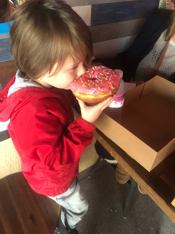 review photo of Donut Bar Donuts- Apple Fritter, Strawberry Cream And Creme Brûlée shared by @larcilou on 29 Nov 2019 - review