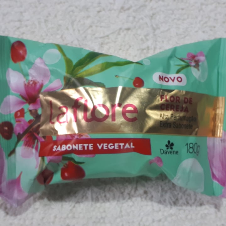 photo of Davene La flore sabonete vegetal flor de cereja shared by @morganawill on  19 Apr 2022 - review