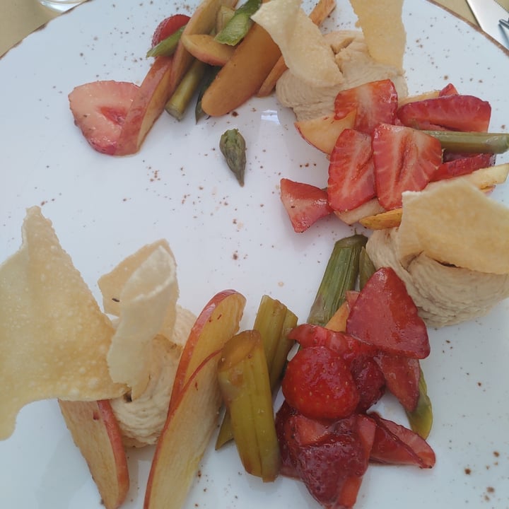 photo of Soul Kitchen giardino di fragole e asparagi, papadom, hummus di ceci e nocciole shared by @elilla on  05 Jun 2022 - review
