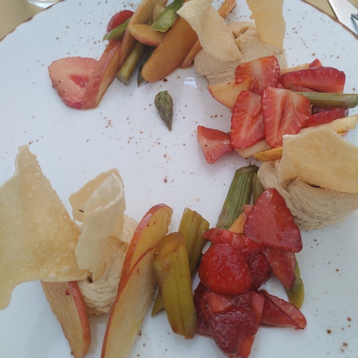 review photo of Soul Kitchen giardino di fragole e asparagi, papadom, hummus di ceci e nocciole shared by @elilla on 05 Jun 2022 - review